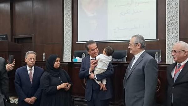 بالصور.. وزير الصحة يكرم شهيدي الواجب علي صلاح وصلاح صفوت بالصور.. وزير الصحة يكرم شهيدي الواجب علي صلاح وصلاح صفوت