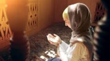 هل تقبل صلاة المرأة بالبيجامة مع خمار طويل ؟.. الإفتاء ترد