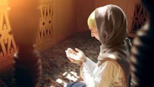 هل تقبل صلاة المرأة بالبيجامة مع خمار طويل ؟.. الإفتاء ترد هل تقبل صلاة المرأة بالبيجامة مع خمار طويل ؟.. الإفتاء ترد