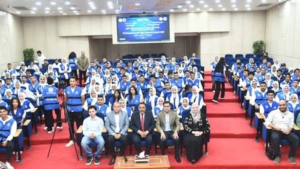 محافظ مطروح يلتقى بمجموعة من شباب متطوعي وزارة الشباب والرياضة محافظ مطروح يلتقى بمجموعة من شباب متطوعي وزارة الشباب والرياضة