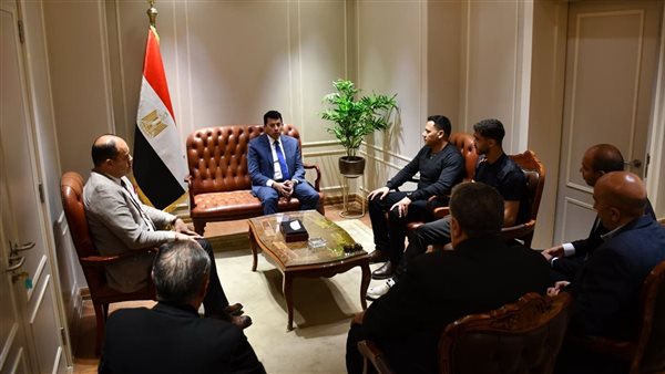 وزير الشباب والرياضة يلتقي بطل المصارعة مصطفى حسين وزير الشباب والرياضة يلتقي بطل المصارعة مصطفى حسين