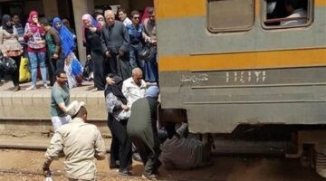 لا يمتلك ثمن التذكرة.. السكة الحديد تفحص واقعة دفع كمسري أحد الركاب خارج القطار