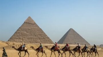صحافة أجنبية: مشروع تطوير أهرامات الجيزة يتجاوز الـ 50 مليون دولار