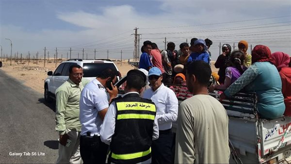 نائب محافظ المنيا يضبط سيارة على الطريق الصحراوى الغربى تقل 35 طفلًا ويحيل الواقعة للنيابة العامة نائب محافظ المنيا يضبط سيارة على الطريق الصحراوى الغربى تقل 35 طفلًا ويحيل الواقعة للنيابة العامة