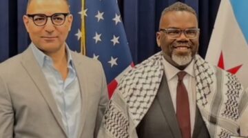 عُمدة شيكاغو يرتدي “الكوفية الفلسطينية” ويستفز الجاليات اليهودية في المدينة واتهامات بمعاداة السامية