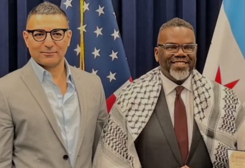 عُمدة شيكاغو يرتدي “الكوفية الفلسطينية” ويستفز الجاليات اليهودية في المدينة واتهامات بمعاداة السامية عُمدة شيكاغو يرتدي “الكوفية الفلسطينية” ويستفز الجاليات اليهودية في المدينة واتهامات بمعاداة السامية