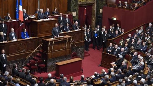 دقيقة صمت بمجلس النواب الفرنسي تكريما لأحد المصلين الذي قُتل طعنا داخل مسجد دقيقة صمت بمجلس النواب الفرنسي تكريما لأحد المصلين الذي قُتل طعنا داخل مسجد