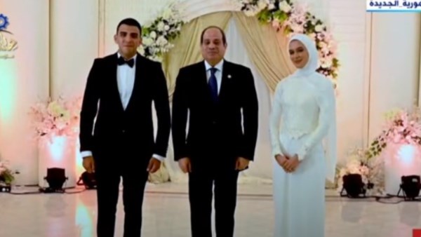 بعد حضوره زفافها.. حكاية موقف مؤثر جمع الرئيس السيسي وابنة الشهيد مهران بعد حضوره زفافها.. حكاية موقف مؤثر جمع الرئيس السيسي وابنة الشهيد مهران