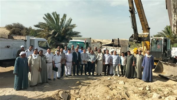 وزير الري يتابع أعمال إزالة التعديات على المجارى المائية بمحافظة الفيوم وزير الري يتابع أعمال إزالة التعديات على المجارى المائية بمحافظة الفيوم