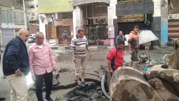 رئيس حي المناخ ببوسعيد يتابع إصلاح كسر ماسورة مياه وهبوط أرضي رئيس حي المناخ ببوسعيد يتابع إصلاح كسر ماسورة مياه وهبوط أرضي