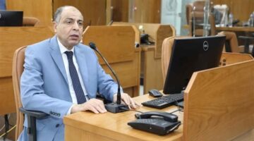 محافظ المنيا يتابع تطورات العاصفة الترابية بمركز السيطرة