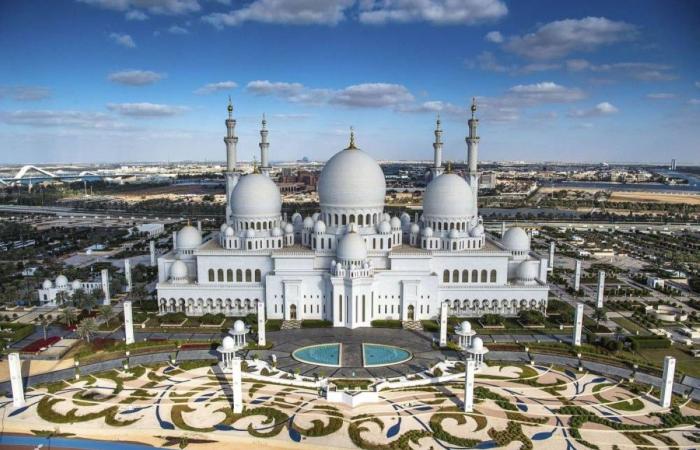 1.9 مليون ضيف يرتادون جامع الشيخ زايد الكبير خلال رمضان وعيد الفطر 1.9 مليون ضيف يرتادون جامع الشيخ زايد الكبير خلال رمضان وعيد الفطر