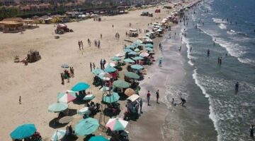 إقبال كثيف على شاطئ بورسعيد في شم النسيم