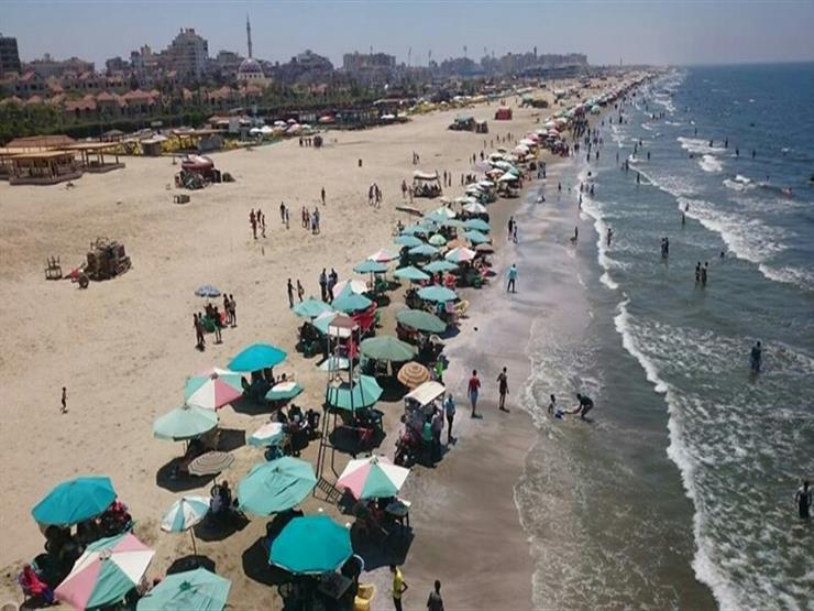 إقبال كثيف على شاطئ بورسعيد في شم النسيم