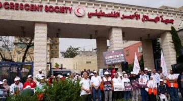 وقفات للهلال الأحمر الفلسطيني تطالب بتحقيق دولي في استهداف طواقمه بغزة