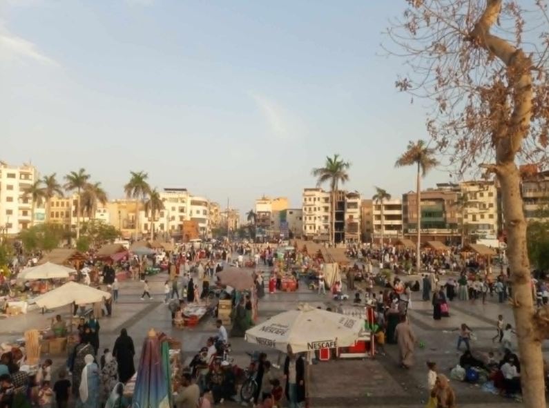 الغناء الشعبي الأبرز.. مظاهر الاحتفال بشم النسيم في ساحة مسجد أبو الحجاج بالأقصر
