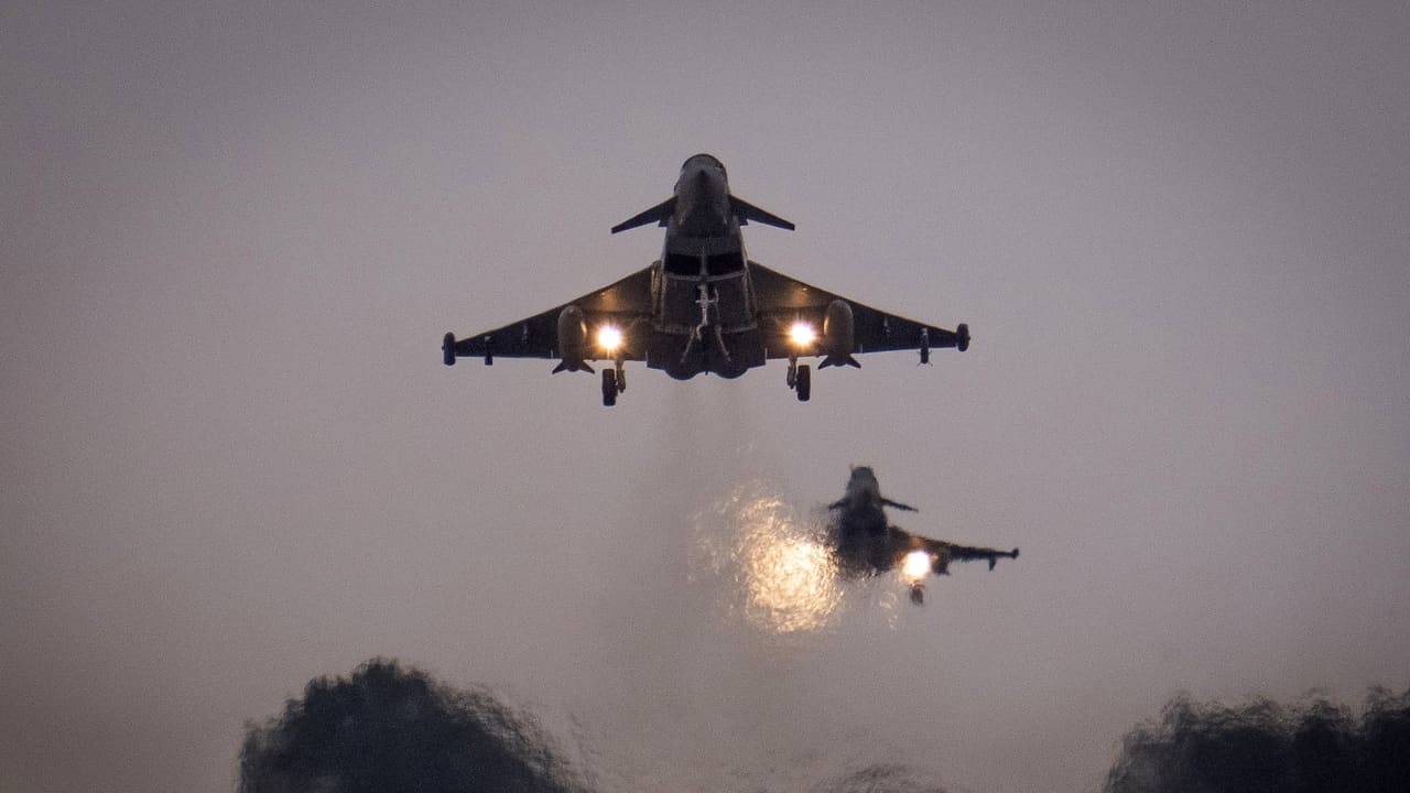 الحوثيون: ارتفاع ضحايا قصف مصنع بغربي اليمن إلى قتيلين و 42 جريحا الحوثيون: ارتفاع ضحايا قصف مصنع بغربي اليمن إلى قتيلين و 42 جريحا