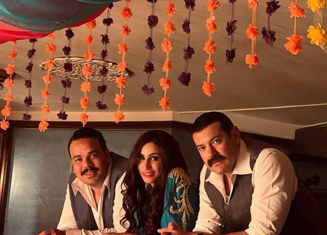 بين الحب والمغامرة.. فيلم درويش يسافر بـ عمرو يوسف ودينا الشربيني إلى الأربعينيات بين الحب والمغامرة.. فيلم درويش يسافر بـ عمرو يوسف ودينا الشربيني إلى الأربعينيات