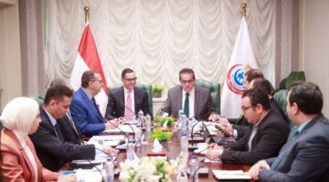 وزيرا الصحة والاستثمار يبحثان وضع آليات وحلول لتخفيف الأعباء المالية وتشجيع الاستثمار