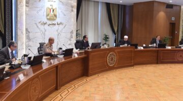 رئيس الوزراء يلتقى أعضاء اللجنة الاستشارية للاقتصاد الكلي لاستعراض مقترحات التعامل مع التحديات المختلفة