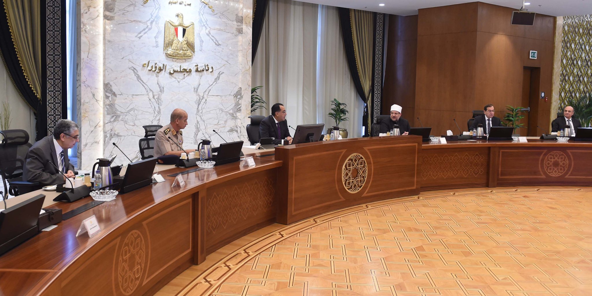 رئيس الوزراء يلتقى أعضاء اللجنة الاستشارية للاقتصاد الكلي لاستعراض مقترحات التعامل مع التحديات المختلفة رئيس الوزراء يلتقى أعضاء اللجنة الاستشارية للاقتصاد الكلي لاستعراض مقترحات التعامل مع التحديات المختلفة