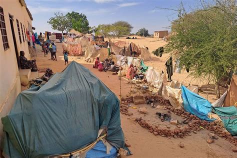 مئات الضحايا وإحراق 64 قرية.. ماذا يحدث في الفاشر بالسودان؟ مئات الضحايا وإحراق 64 قرية.. ماذا يحدث في الفاشر بالسودان؟
