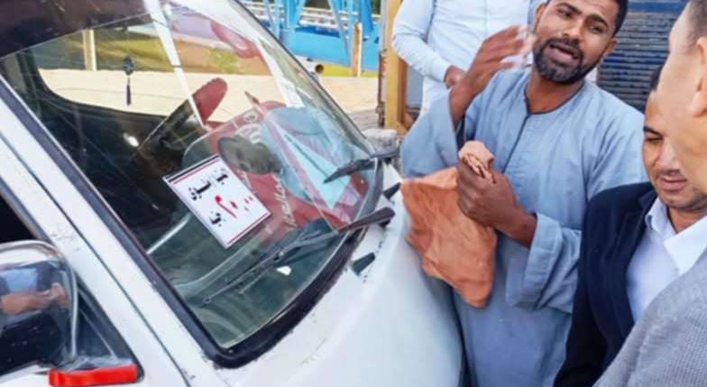 رئيس مدينة المنيا يتابع سير العمل بالمواقف.. ووضع لوحات إرشادية وملصقات