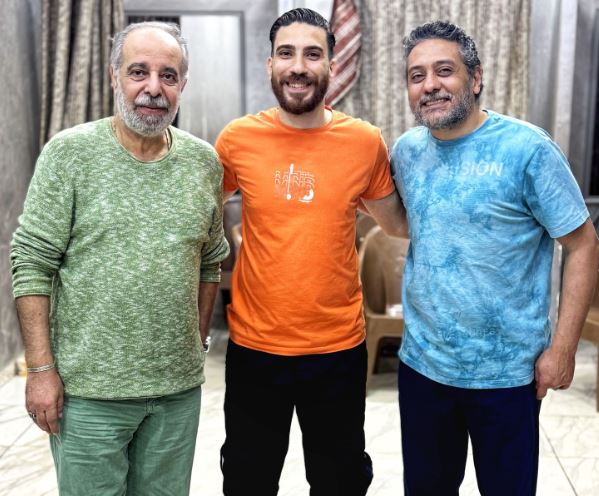ياسر صادق يروج لعرض «يوم أن قتلوا الغناء»: انتظروني في أهم أدواري على المسرح