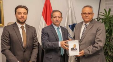 قنصل عام فلسطين بالإسكندرية يهدي كتب الرئيس الفلسطيني لمكتبة الإسكندرية