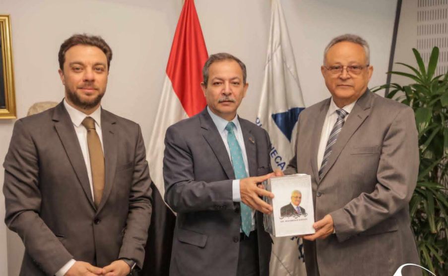 قنصل عام فلسطين بالإسكندرية يهدي كتب الرئيس الفلسطيني لمكتبة الإسكندرية