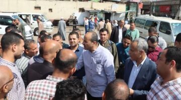 سكرتير عام مساعد بني سويف يتفقد مواقف السيارات ومحطات الوقود لمتابعة الالتزام بالتعريفة الجديدة