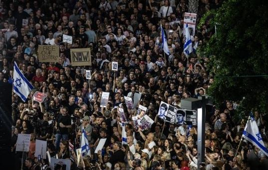 عائلات أسرى إسرائيليين: الضغط على حماس يعرض حياة ذوينا للخطر