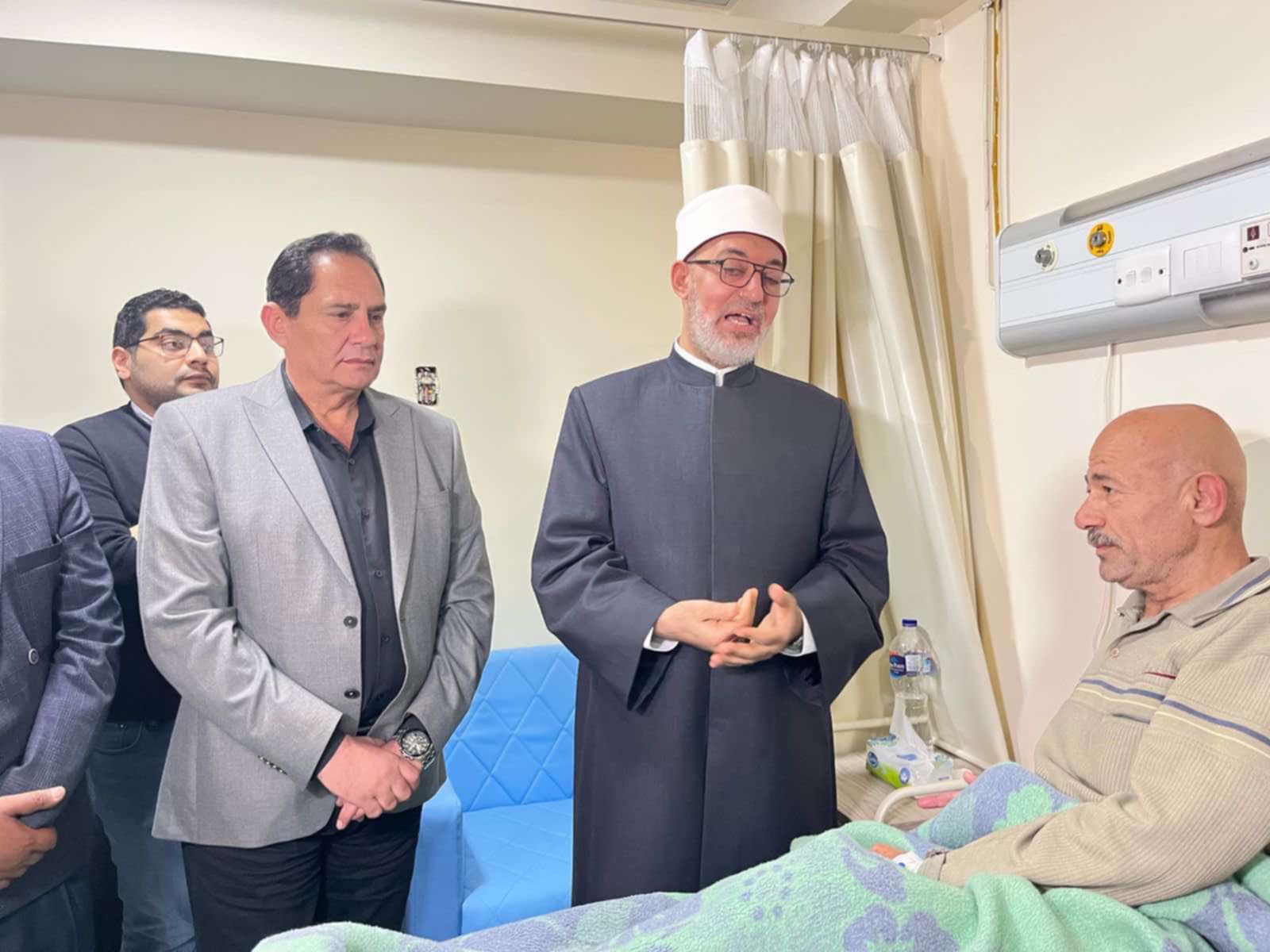 مفتي الجمهورية يزور المصابين الفلسطينيين بمستشفى العريش ويثمن صمودهم في غزة مفتي الجمهورية يزور المصابين الفلسطينيين بمستشفى العريش ويثمن صمودهم في غزة