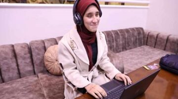 الاتصالات تسلم طالبة بمدرسة النور للمكفوفين بأسيوط لاب توب وتقدم لها منحة لدراسة البرمجة