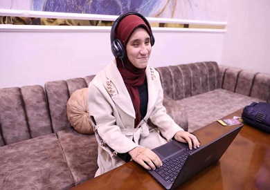 الاتصالات تسلم طالبة بمدرسة النور للمكفوفين بأسيوط لاب توب وتقدم لها منحة لدراسة البرمجة الاتصالات تسلم طالبة بمدرسة النور للمكفوفين بأسيوط لاب توب وتقدم لها منحة لدراسة البرمجة