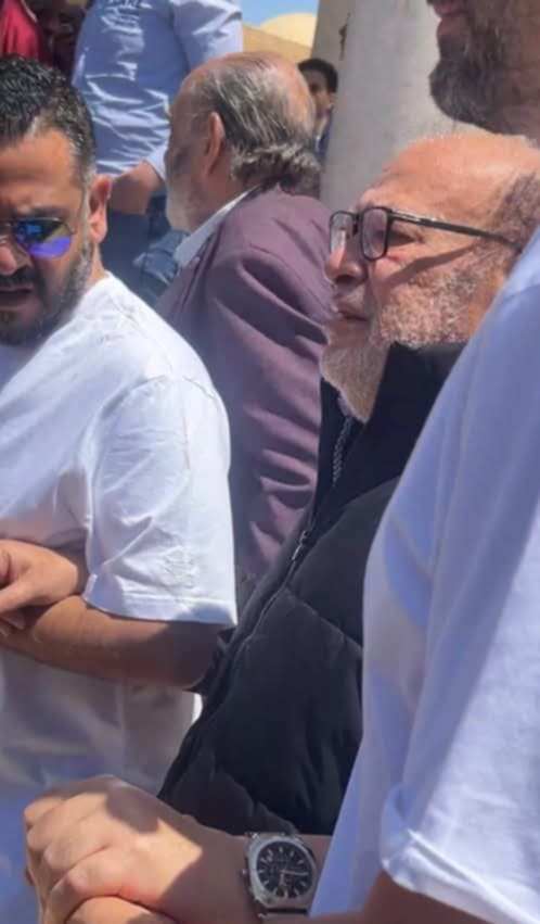 انهيار صلاح عبدالله في جنازة الفنان سليمان عيد انهيار صلاح عبدالله في جنازة الفنان سليمان عيد