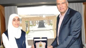 محافظ أسوان يكرم طالبة لفوزها بالمركز الأول في مسابقة القرآن الكريم