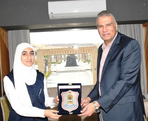 محافظ أسوان يكرم طالبة لفوزها بالمركز الأول في مسابقة القرآن الكريم محافظ أسوان يكرم طالبة لفوزها بالمركز الأول في مسابقة القرآن الكريم