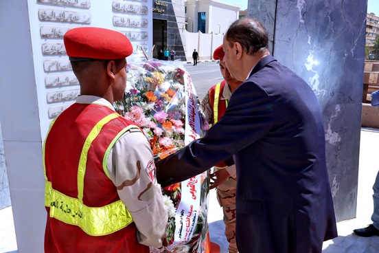 محافظ سوهاج يضع إكليل الزهور على النصب التذكاري للشهداء محافظ سوهاج يضع إكليل الزهور على النصب التذكاري للشهداء