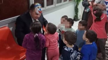 صور لمحافظ الدقهلية بماسك مهرج خلال زيارته دار أيتام تثير تفاعلا