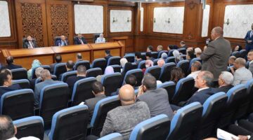 وزير الصناعة والنقل يبحث مع محافظي ومستثمري الأقصر وأسوان تحديات المناطق الصناعية بالمحافظتين وسبل حلها