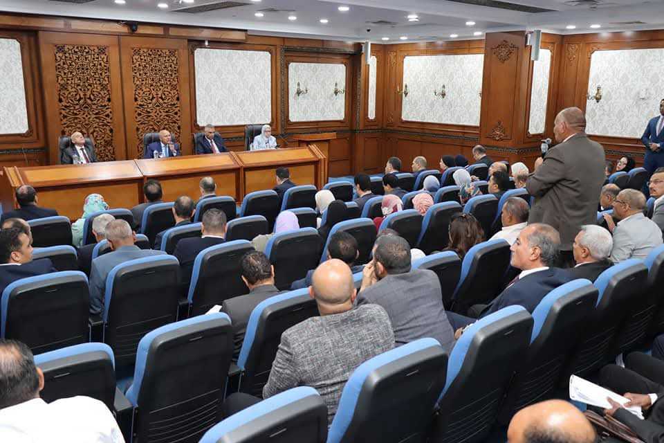 وزير الصناعة والنقل يبحث مع محافظي ومستثمري الأقصر وأسوان تحديات المناطق الصناعية بالمحافظتين وسبل حلها وزير الصناعة والنقل يبحث مع محافظي ومستثمري الأقصر وأسوان تحديات المناطق الصناعية بالمحافظتين وسبل حلها