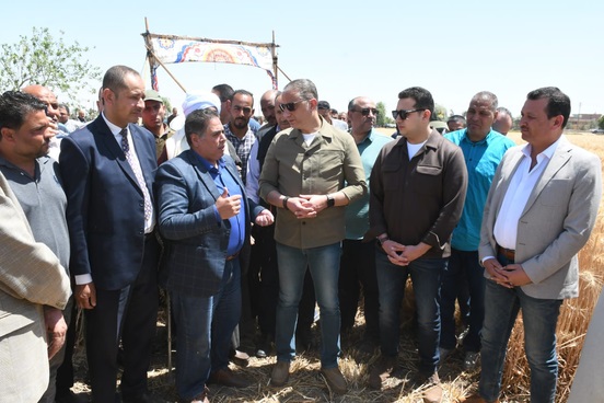 محافظ الفيوم يفتتح موسم حصاد القمح بأحد الحقول الزراعية بقصر رشوان محافظ الفيوم يفتتح موسم حصاد القمح بأحد الحقول الزراعية بقصر رشوان