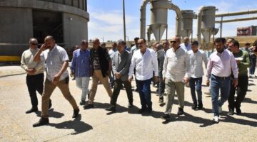 محافظ أسيوط يتفقد صوامع مطاحن مصر الوسطى بالتزامن مع توريد القمح