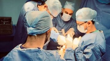 فريق طبي من جامعة الأزهر يجري 18 عملية عظام في مستشفى العريش