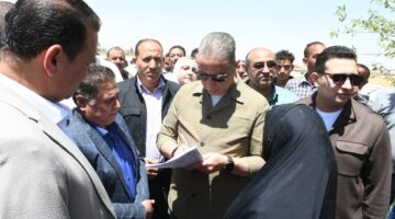 في لفتة إنسانية.. محافظ الفيوم يستجيب لشكوى سيدة مسنة ويمنحها ترخيص كشك