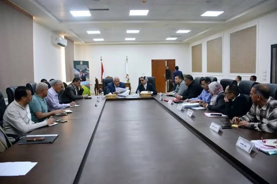 محافظ الوادي الجديد يترأس اجتماعا لمتابعة جاهزية مجمع الخدمات الحكومية محافظ الوادي الجديد يترأس اجتماعا لمتابعة جاهزية مجمع الخدمات الحكومية