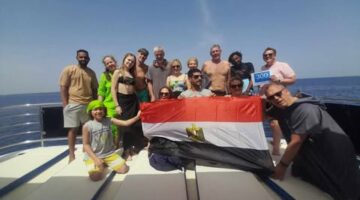 سياح العالم يحتفلون مع المصريين بذكرى تحرير سيناء برفع علم مصر على الشواطئ