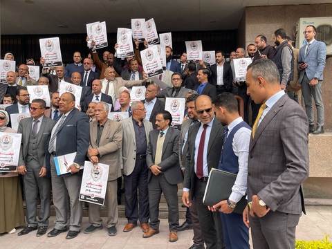 محامو القليوبية ينظمون وقفة احتجاجية اعتراضا على زيادة الرسوم محامو القليوبية ينظمون وقفة احتجاجية اعتراضا على زيادة الرسوم
