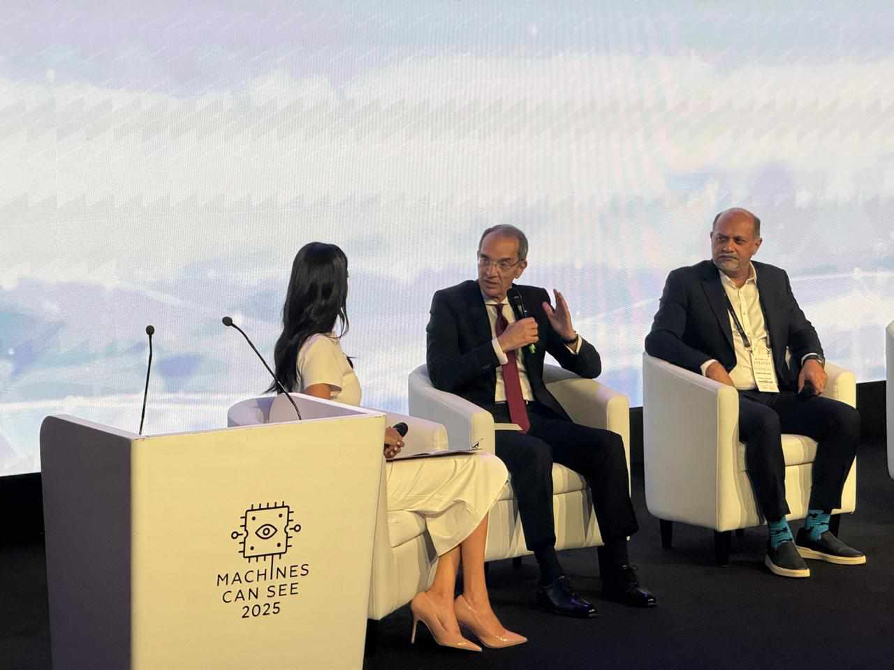 وزير الاتصالات: نتوسع في البرامج التدريبية التى تهدف إلى بناء قاعدة عريضة من المهارات الرقمية والمتخصصة في الذكاء الاصطناعى وزير الاتصالات: نتوسع في البرامج التدريبية التى تهدف إلى بناء قاعدة عريضة من المهارات الرقمية والمتخصصة في الذكاء الاصطناعى